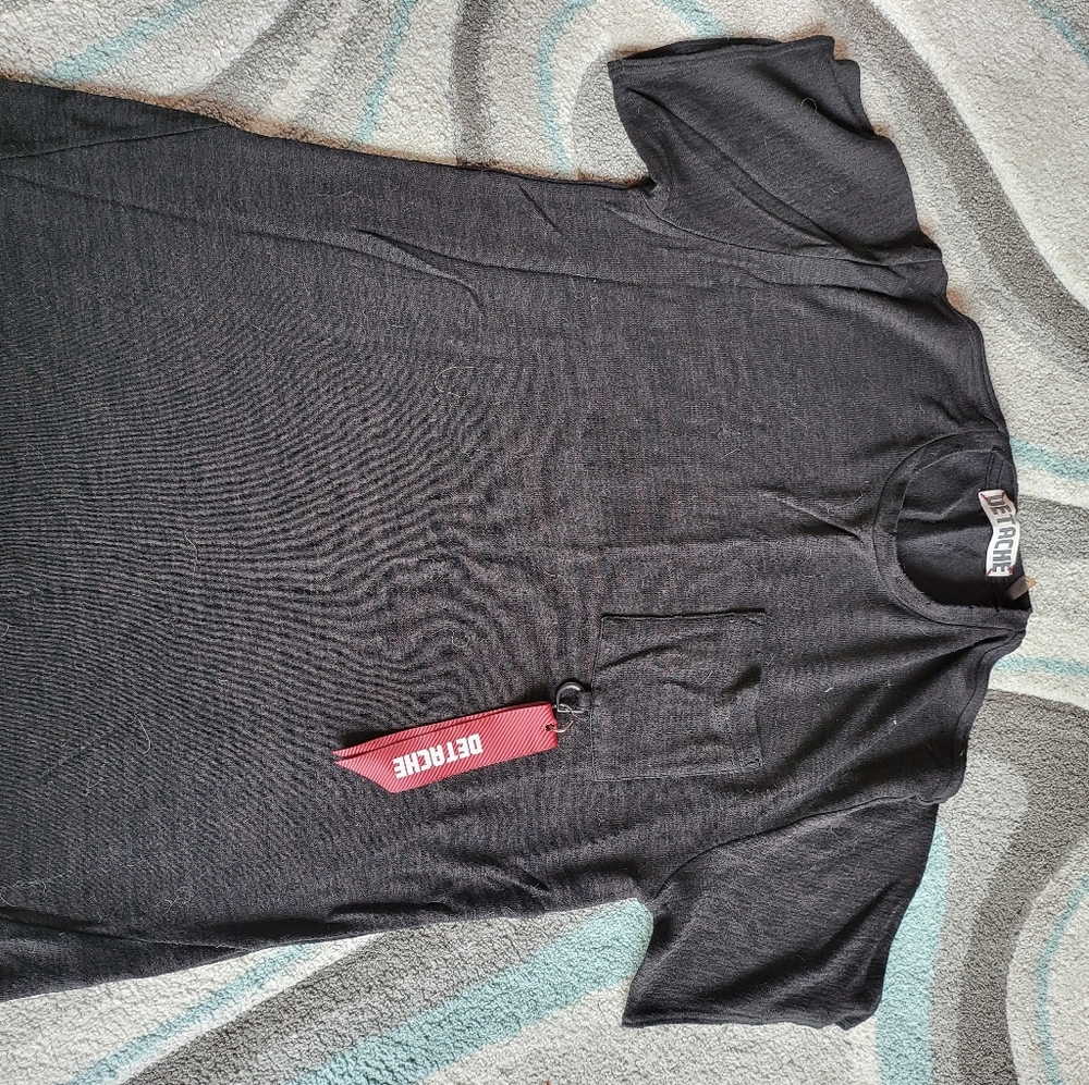 Black detache t shirt medium